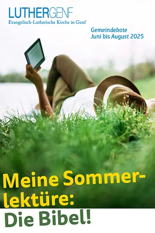 Gemeindebrief-Titelbild: Mann liest im Gras, Text „Meine Sommerlektüre: Die Bibel!“.