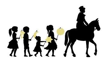 Silhouette eines Mannes auf einem Pferd, der eine Gruppe von Kindern mit Laternen anführt.